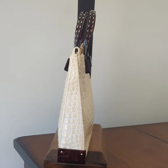 Elegant Cream Crocodile-Embossed Tote Bag - Picture 4 of 9